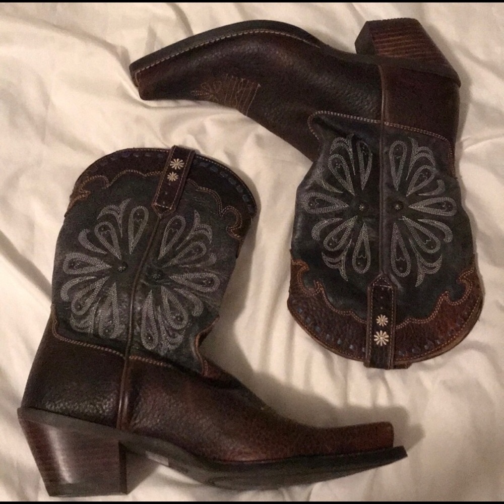 Ariat cowboy boots size 8.5 REPOST